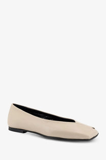 Beige leather ballet flat with sleek minimalist design and black sole from Alohas women’s Katia leather ballerinas white collection
