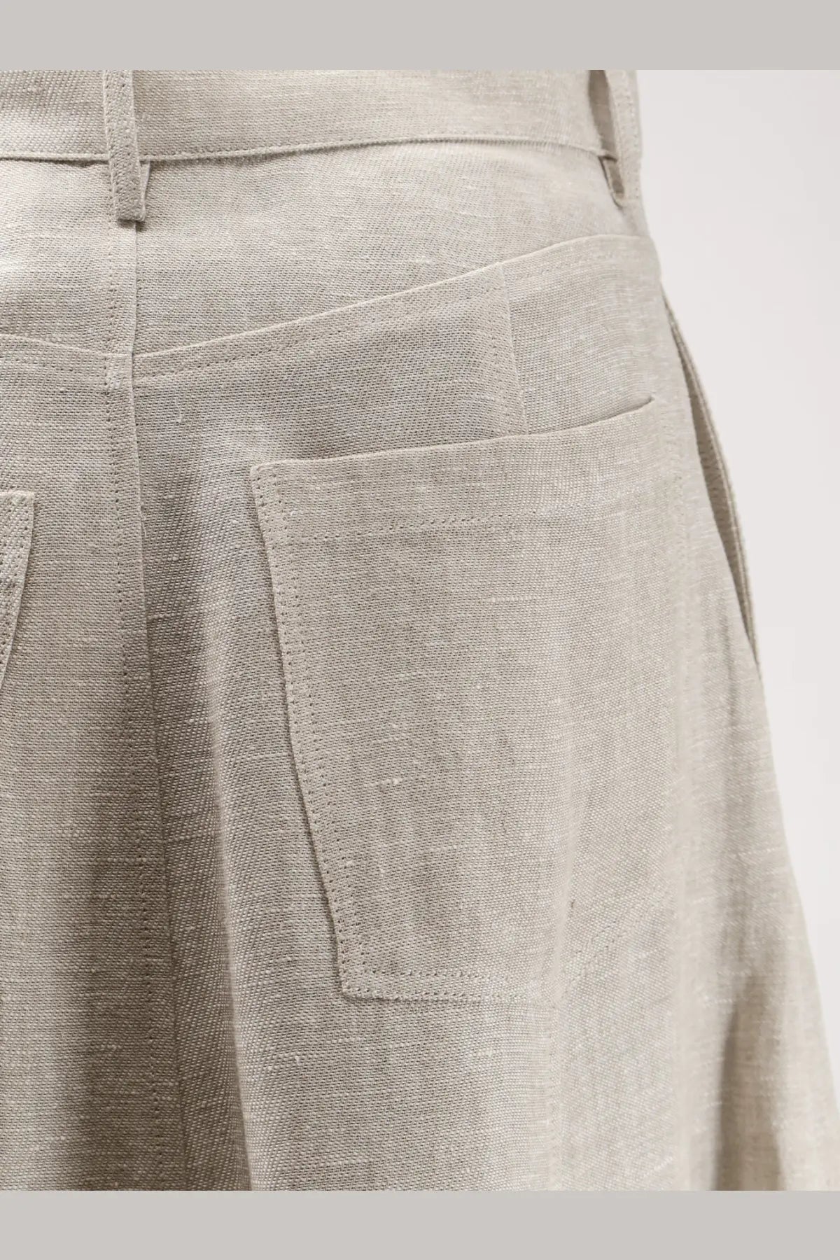 Light gray linen trousers with subtle woven texture and neatly stitched pockets from Alysi women’s flared linen skirt Grezzo collection