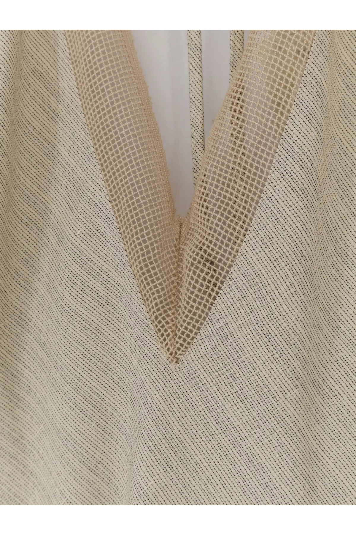 Alysi women’s viscose and linen beige top with v-neckline and textured grid-patterned trim
