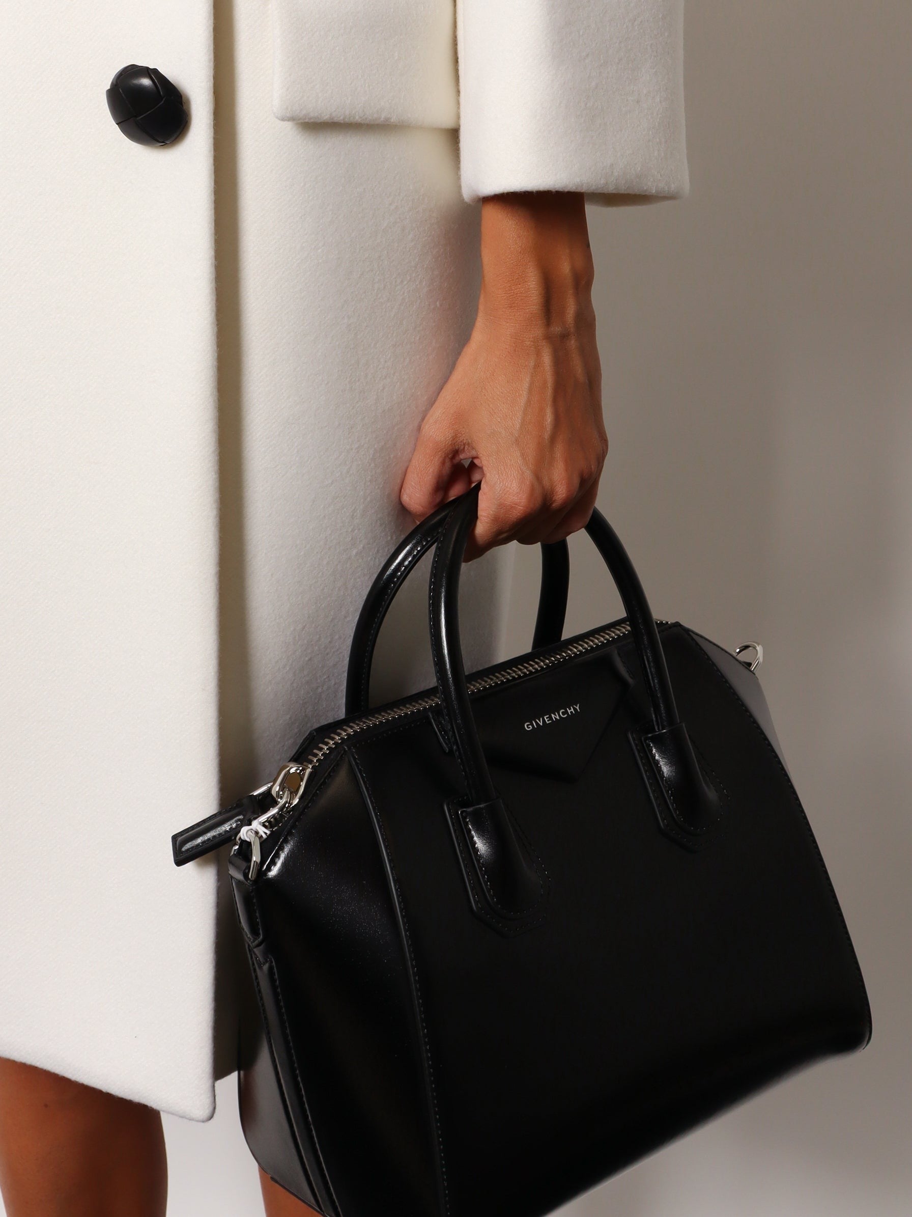 Givenchy Women's Antigona Leather Shoulder Bag Black