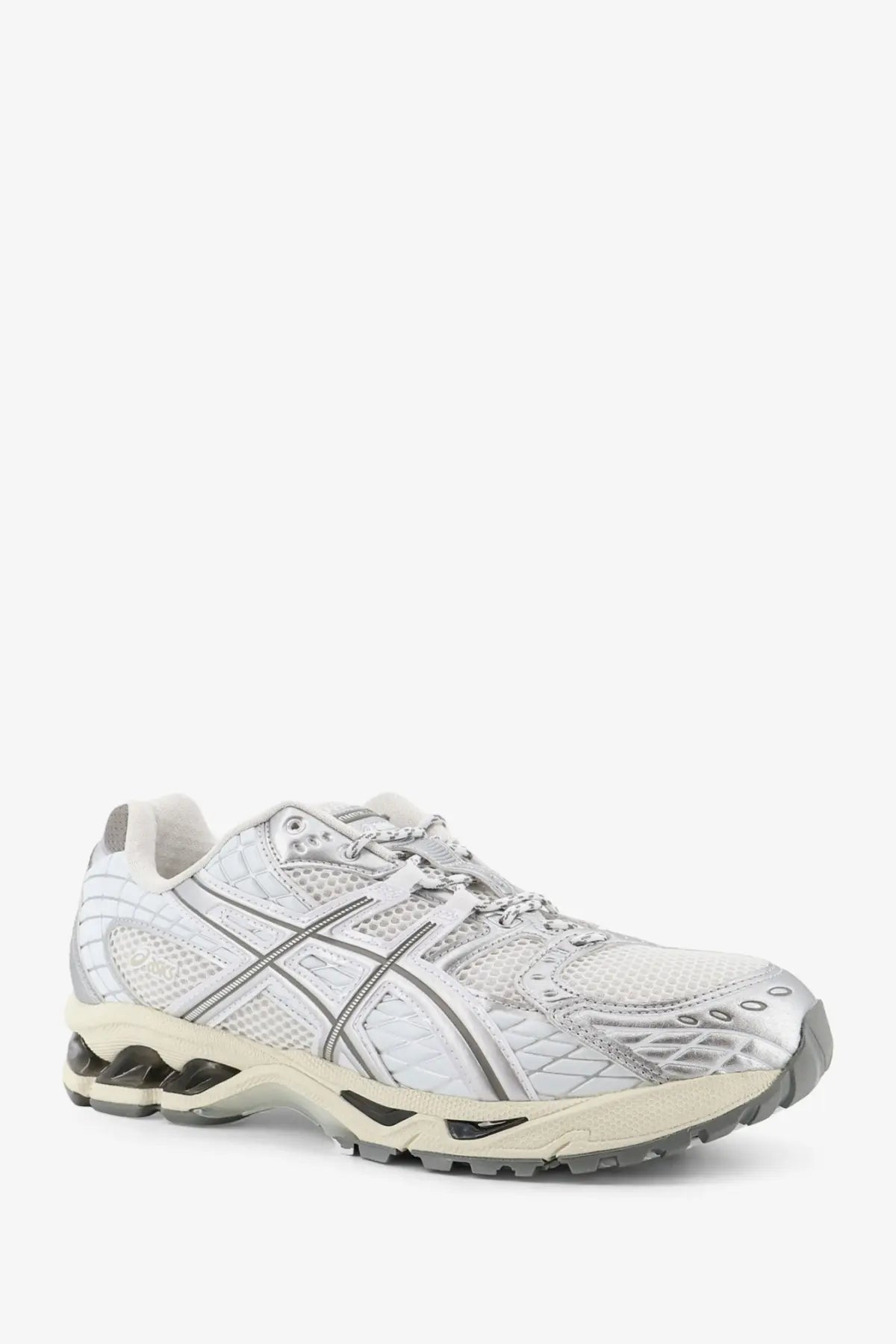 Asics men’s gel nimbus white running shoe with silver quilted overlays mesh upper and translucent air heel unit