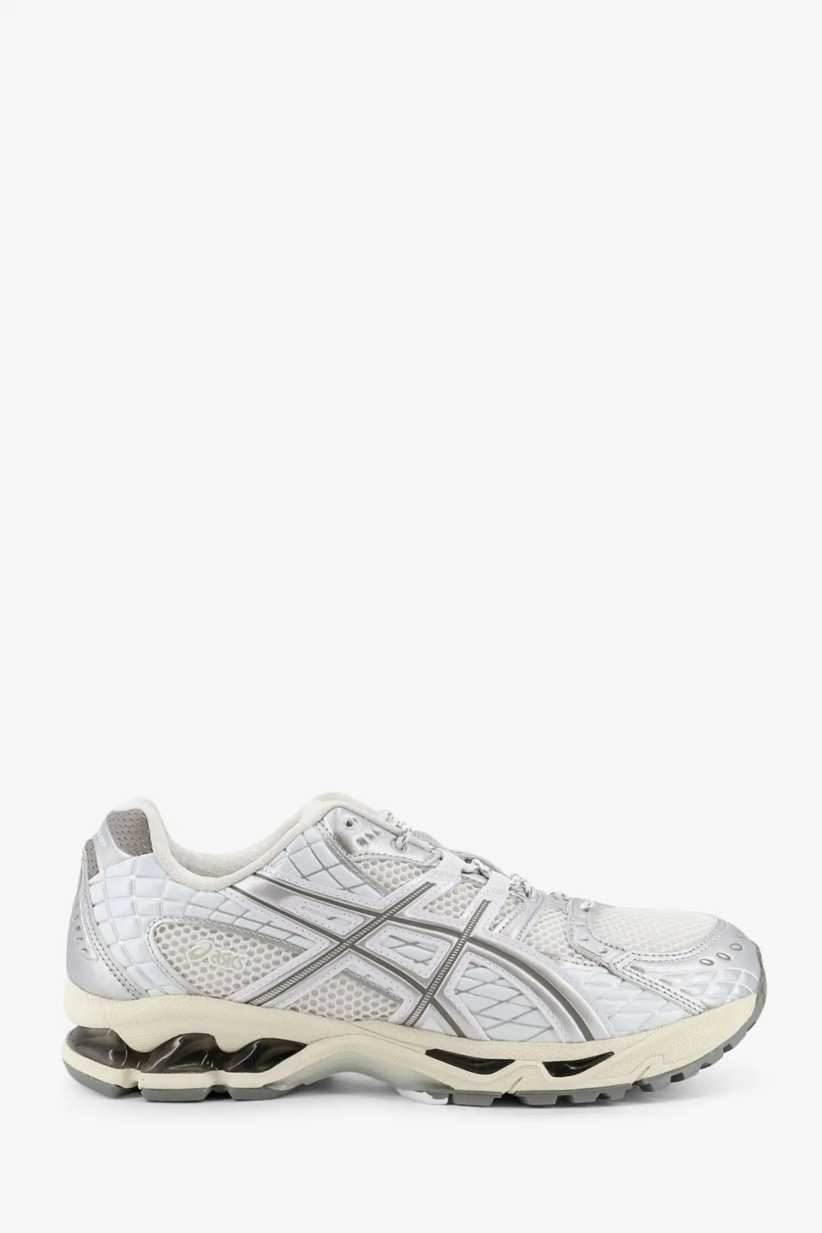 Asics men’s gel nimbus running shoe in silver and white with quilted mesh upper and translucent gel cushioning unit