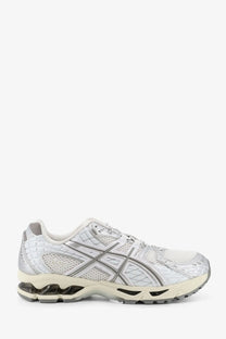 Asics men’s gel nimbus running shoe in silver and white with quilted mesh upper and translucent gel cushioning unit
