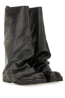 The Attico women’s combat boot robin black features black glossy leather with a slouchy draped design and chunky soles