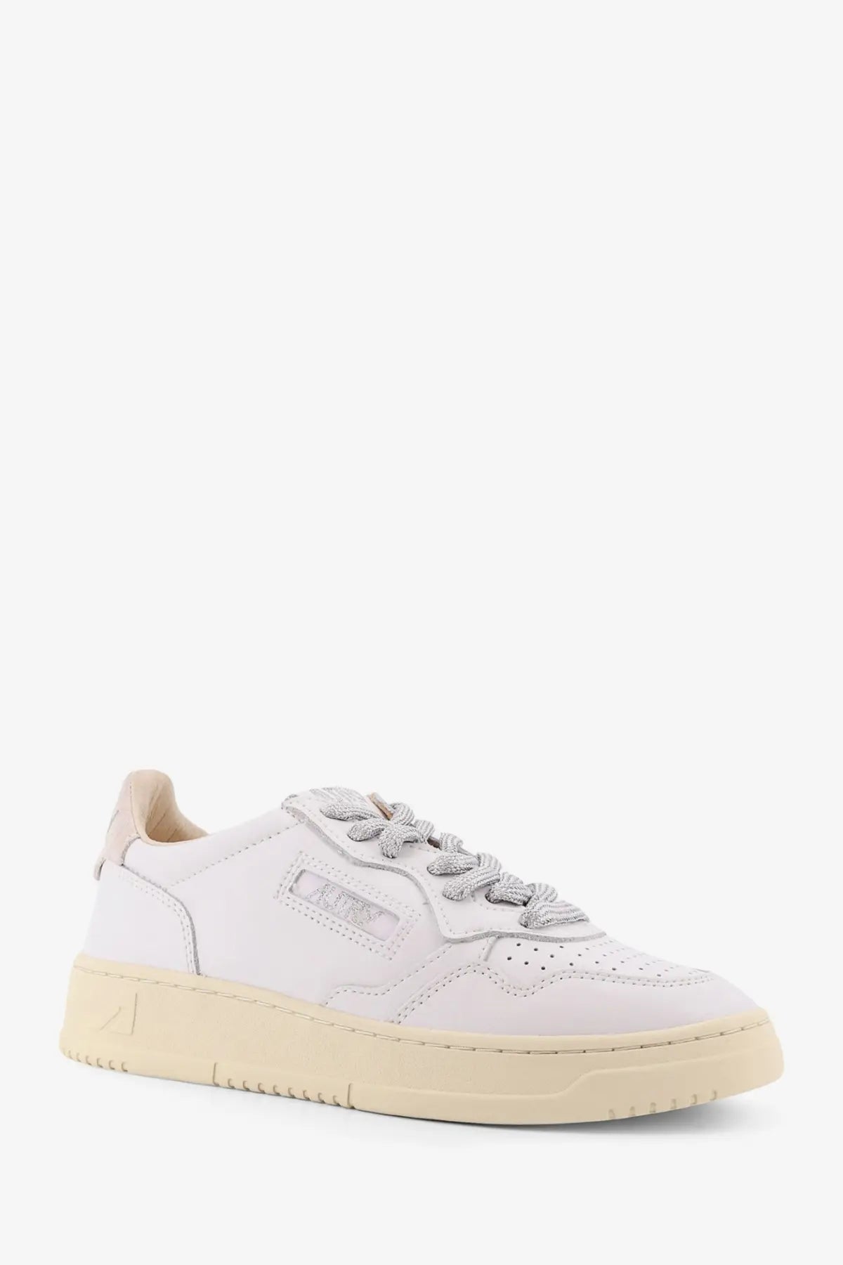 Autry women’s medalist low white leather sneakers with cream rubber sole and silver metallic laces