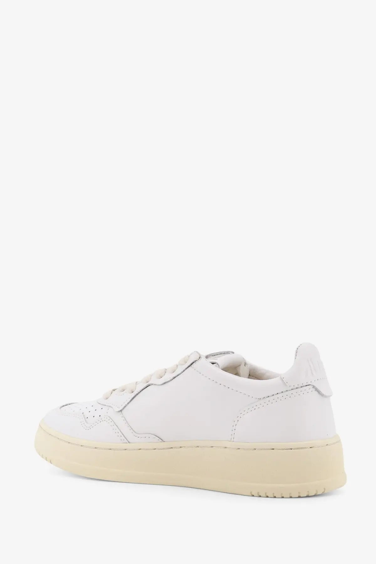 Autry women’s medalist low leather low top sneakers in white with cream rubber sole and perforated toe detailing