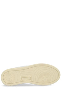 Cream-colored rubber sole with circular and linear tread patterns on autry women’s medalist low sneaker white