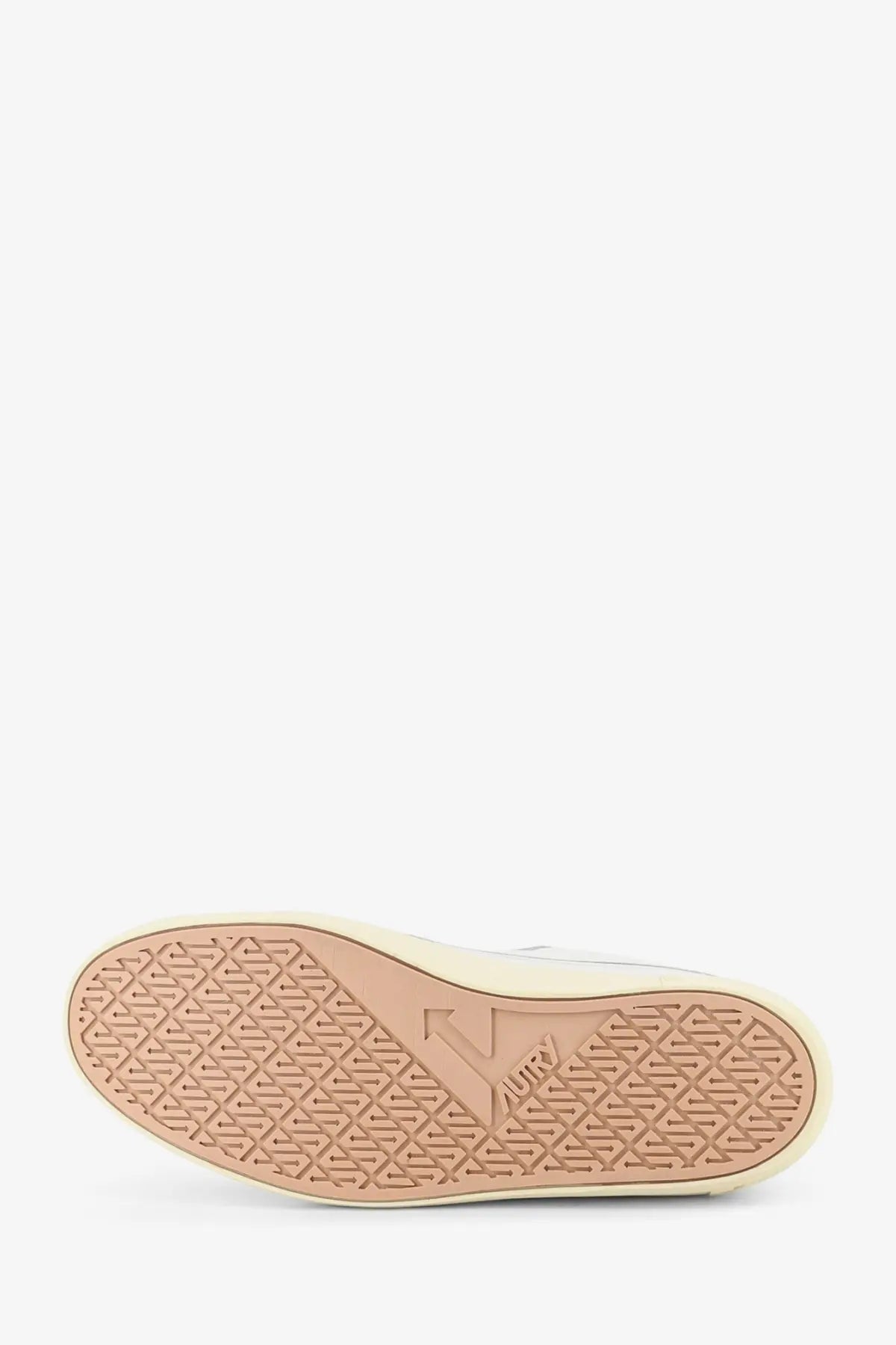 Beige rubber sole with geometric tread and embossed vulca logo on autry women’s windscape white leather sneakers