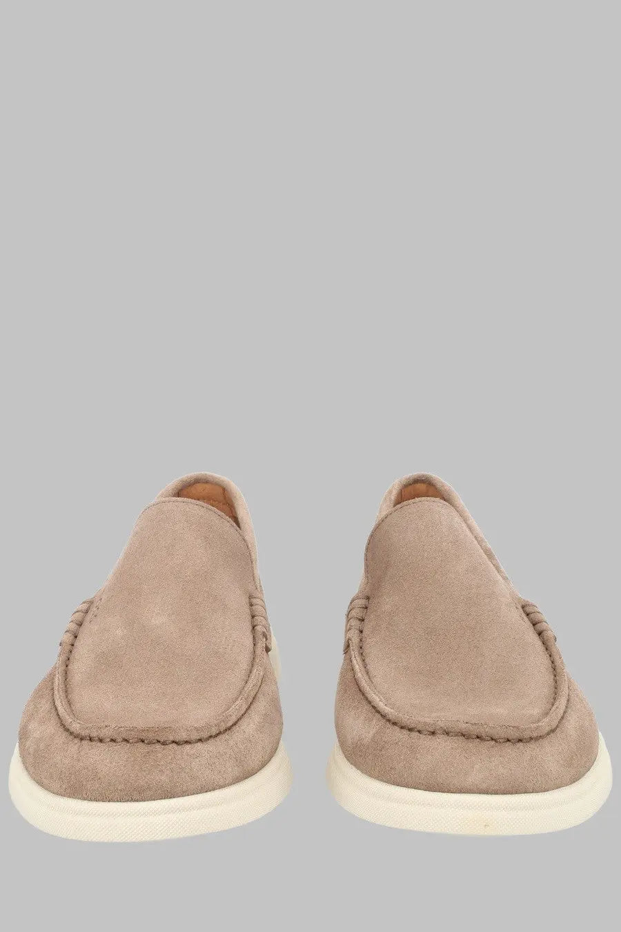 BOSS men’s beige suede loafers with white rubber sole and stitched detailing in pelle scamosciata con beige