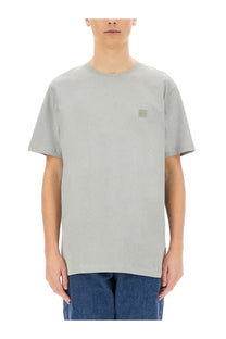 Boss men’s light gray cotton t-shirt with a small square logo patch on the left chest for casual wear