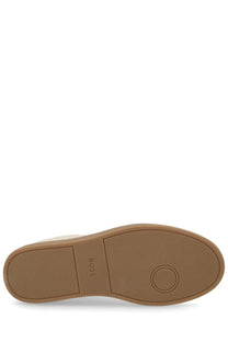 Tan rubber sole with boss branding on a beige leather boss men’s vinston sneaker visible from the back side