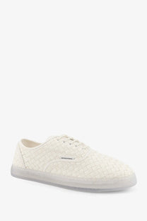 White woven leather bottega veneta men’s serena sneakers with translucent sole in alabaster color