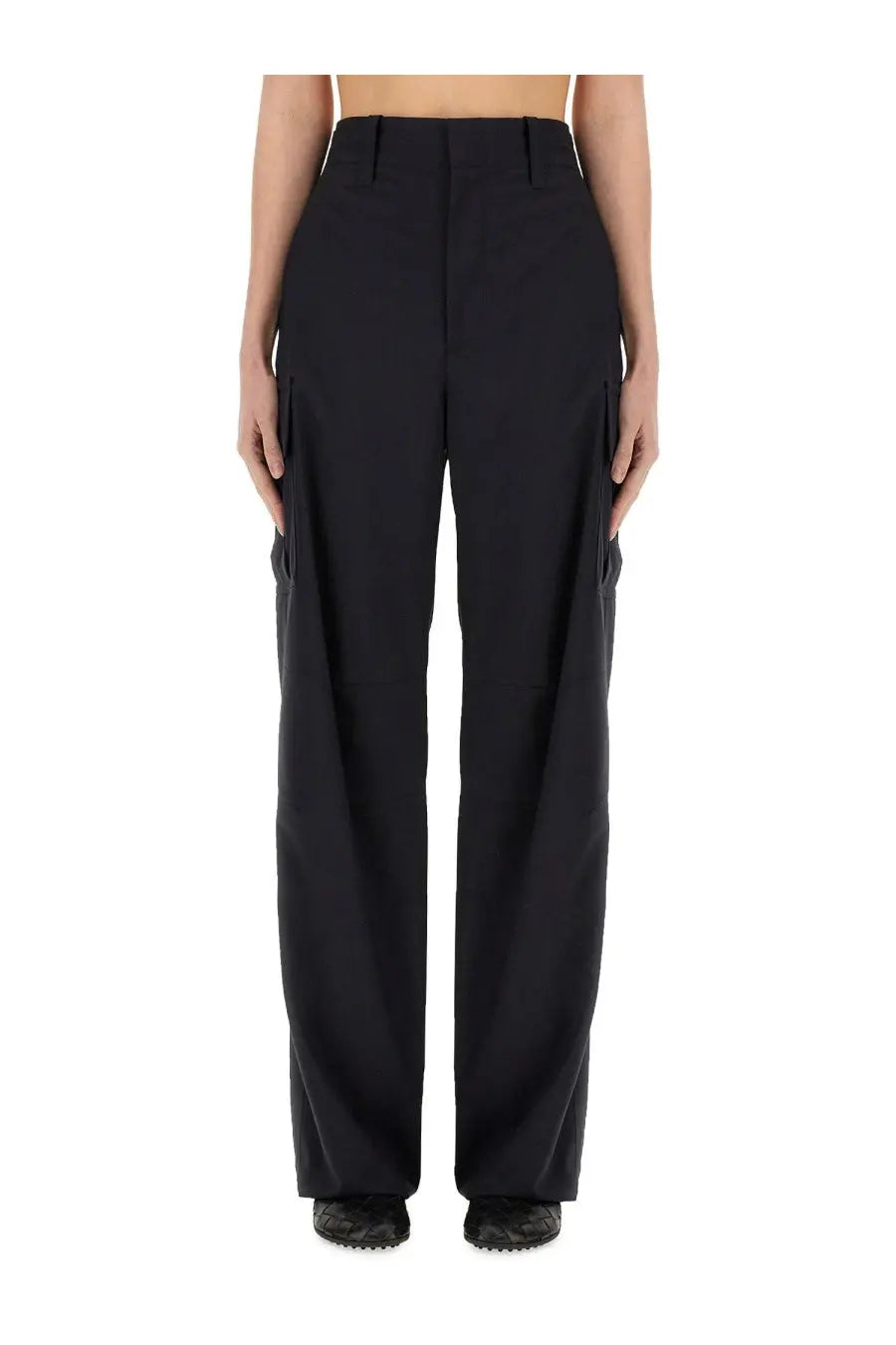 Bottega Veneta women’s black high-waisted cargo pants with wide legs and side pockets in cotton blend fabric