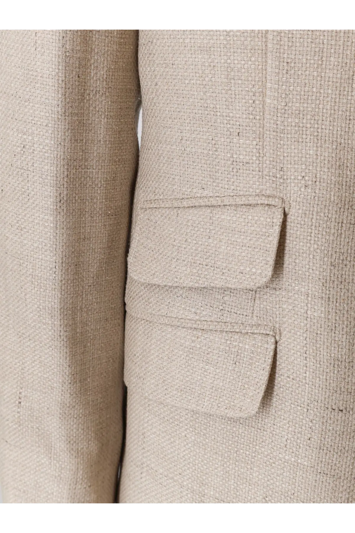 Beige textured tweed blazer with two flap pockets from brunello cucinelli men’s linen and wool suit collection