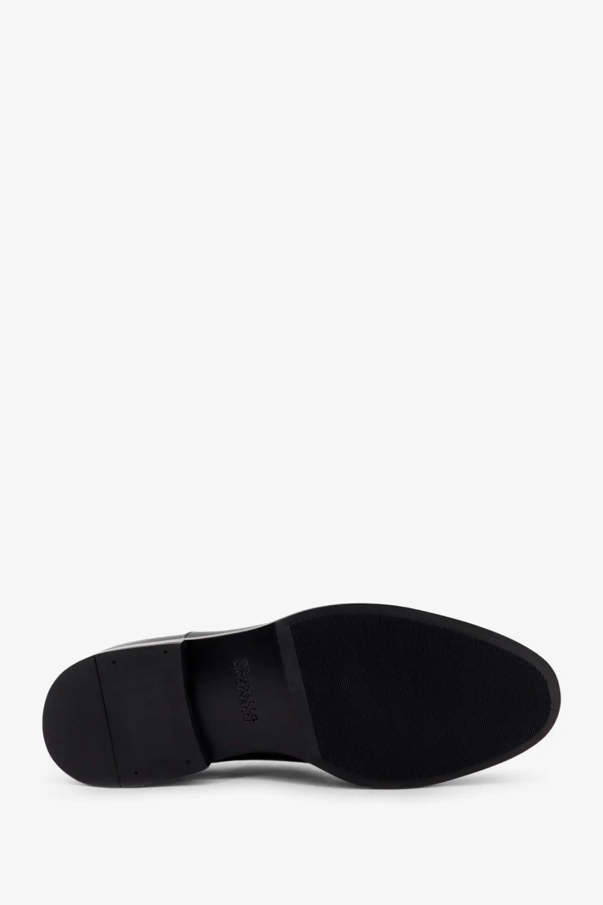 Black rubber sole with textured grip pattern and embossed brunello cucinelli logo on men’s oxford patent leather lace black
