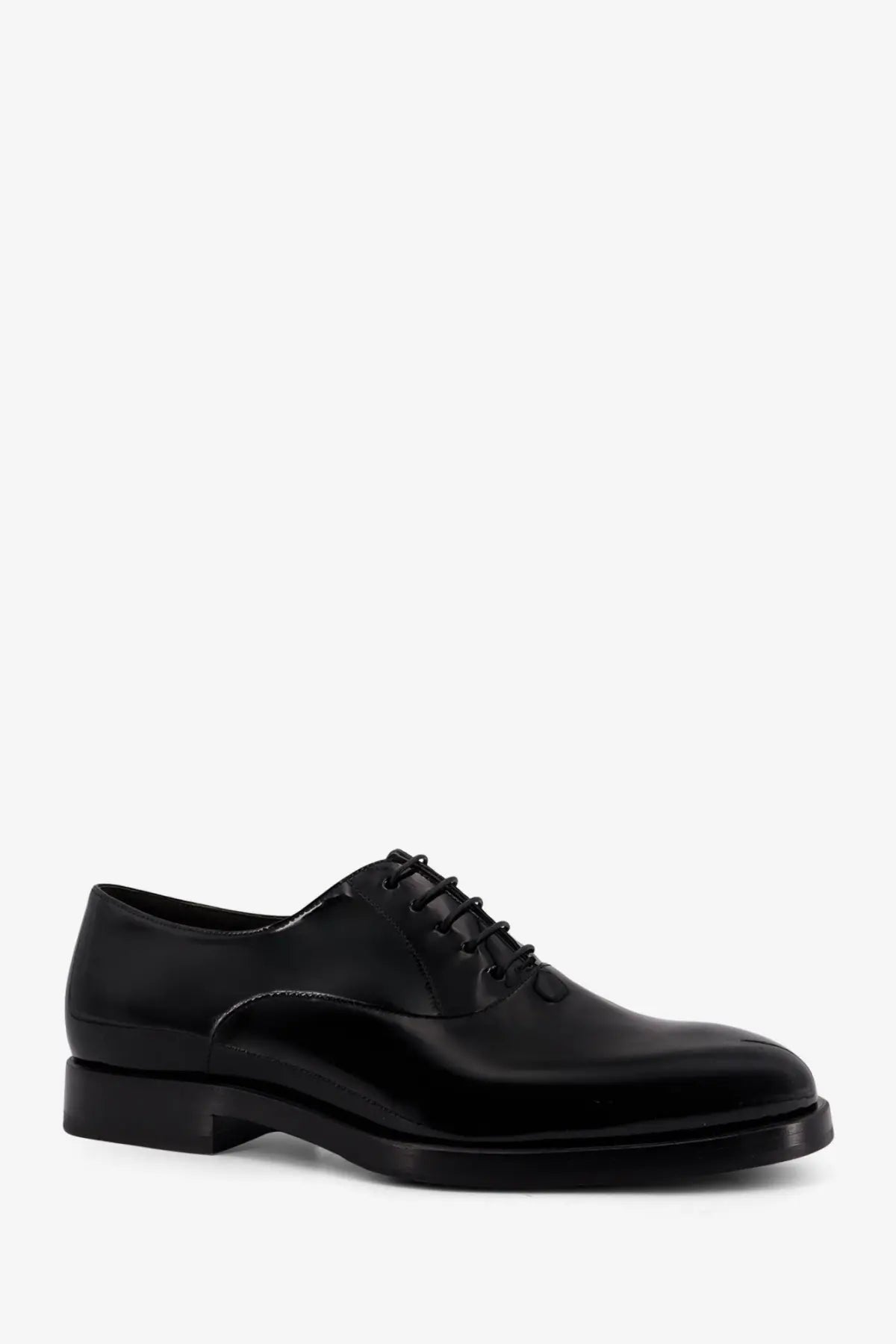 Brunello cucinelli men’s oxford patent leather lace black shoe with polished finish and classic lace-up design