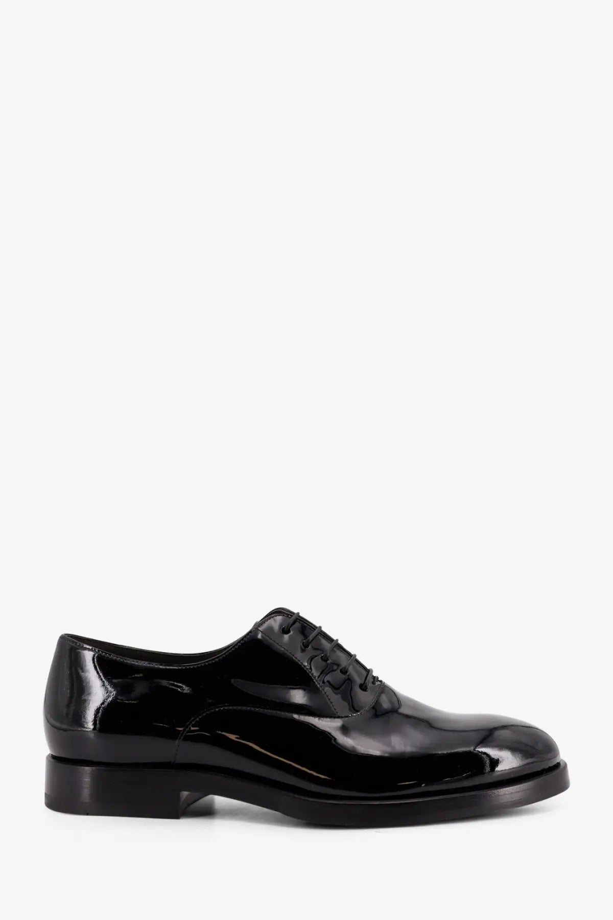 Brunello Cucinelli men’s black patent leather oxford shoe with glossy finish and classic lace-up design