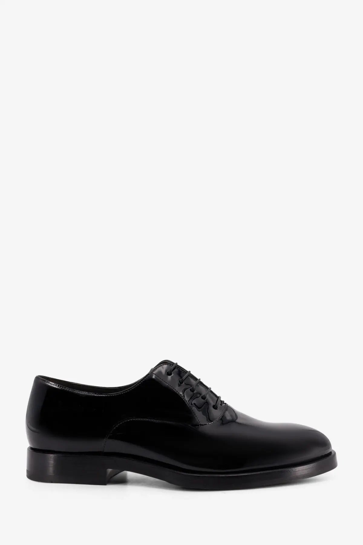 Brunello Cucinelli men’s black patent leather oxford shoe with polished finish and classic lace-up design