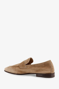 Brunello cucinelli men’s tan suede loafer with classic moccasin design and dark brown leather sole