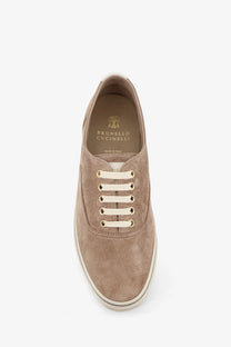 Brunello cucinelli men’s low-top sneakers in beige suede with cream laces and matching rubber sole