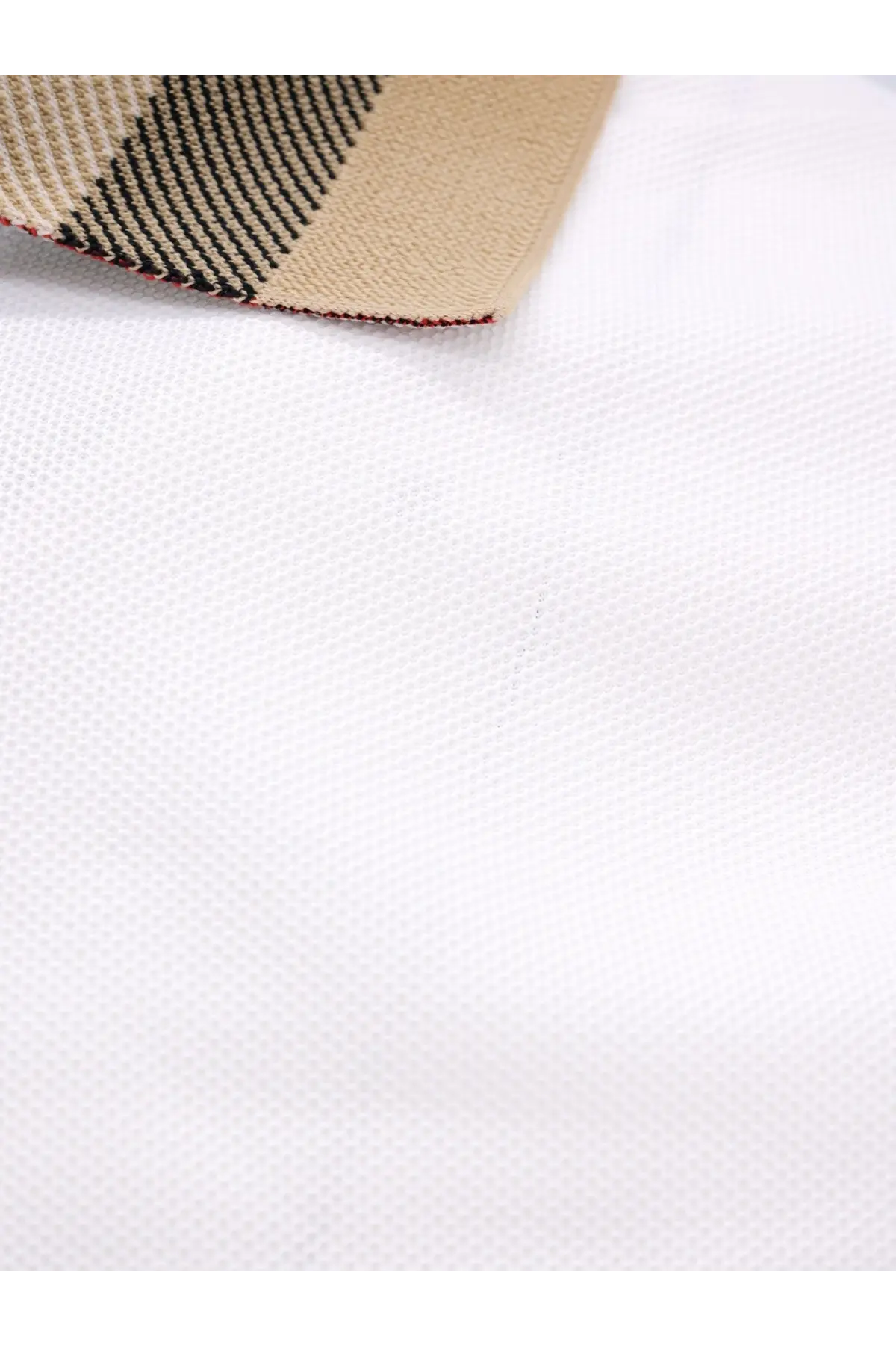 Burberry men’s white cotton polo shirt with textured fabric and beige black red striped collar