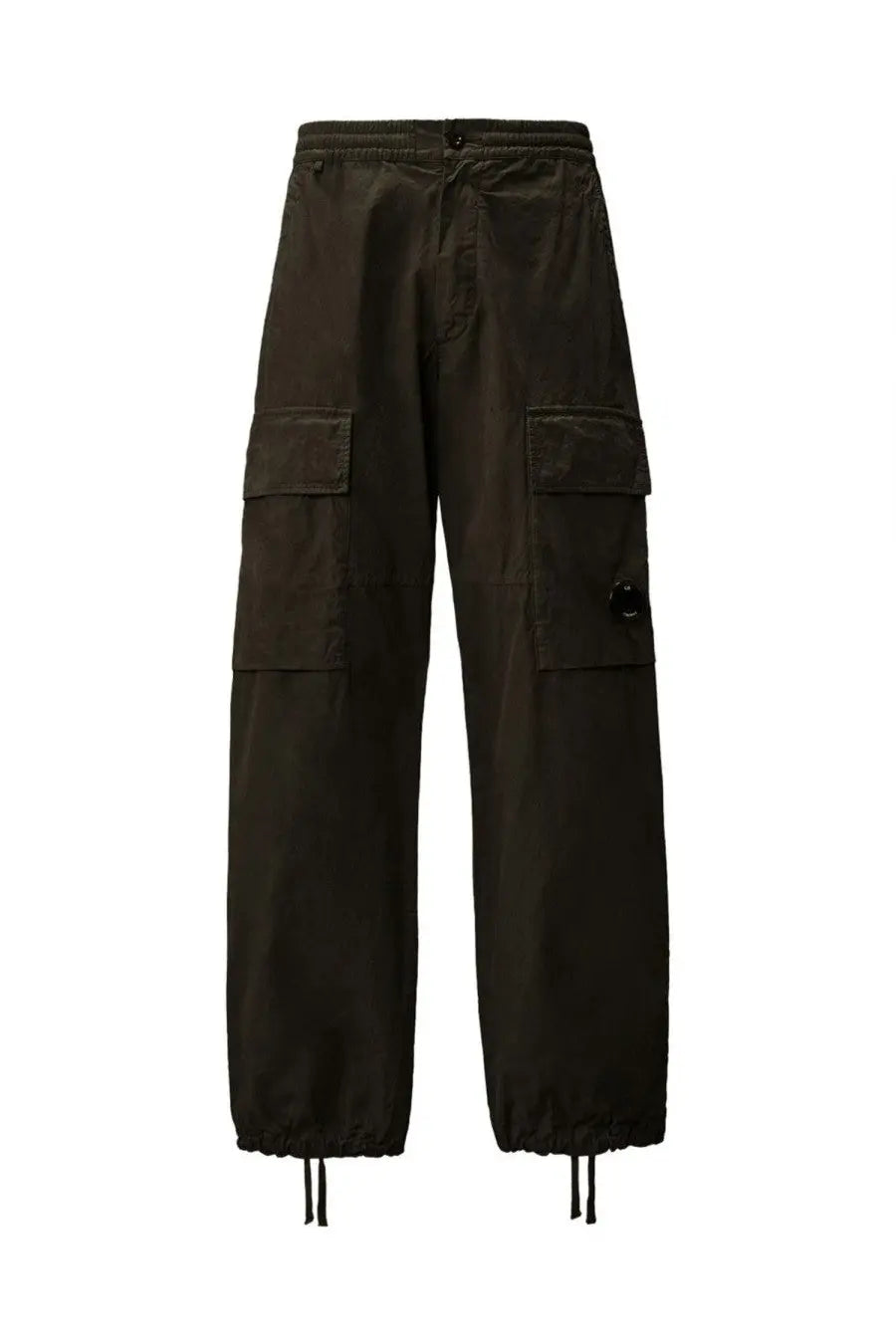 C.P. Company men’s pantalone cargo in contone green showing dark olive green cargo pants with large side pockets and drawstring cuffs