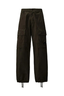 C.P. Company men’s pantalone cargo in contone green showing dark olive green cargo pants with large side pockets and drawstring cuffs