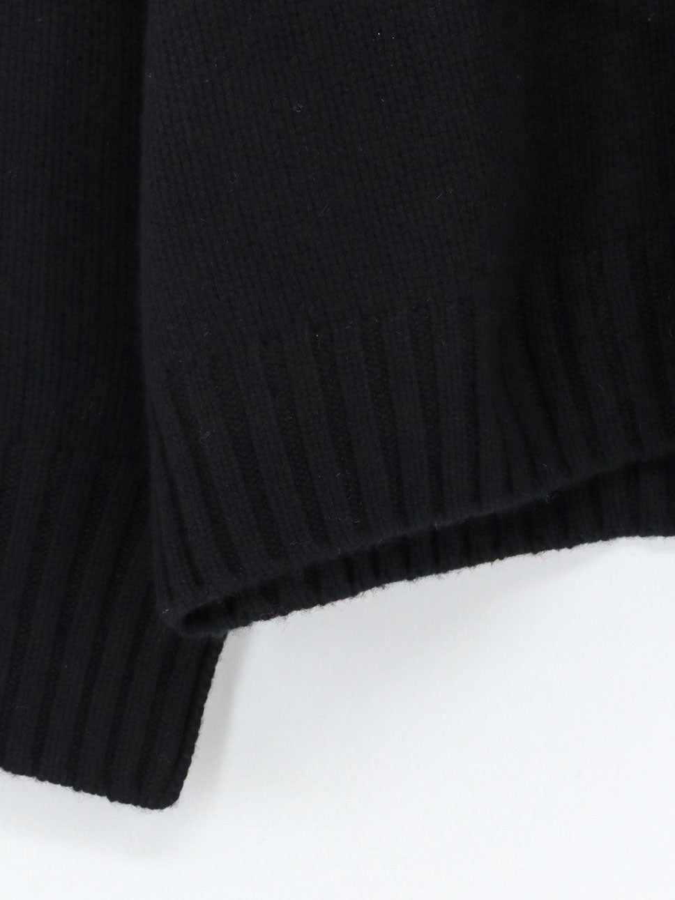 Soft Goat Women's Cashmere Turtleneck Black