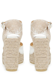 Beige woven espadrille wedge sandals with white leather ankle straps and buckles by castañer women’s espadrilla chiarita con zeppa white