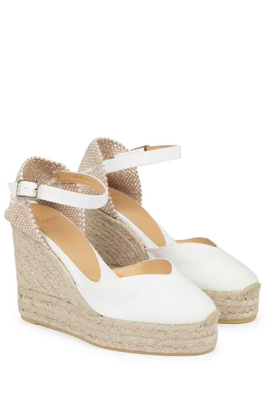 White espadrille wedge sandals with woven jute sole and ankle strap by castañer women’s espadrilla chiarita con zeppa