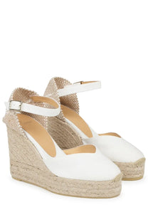White espadrille wedge sandals with woven jute sole and ankle strap by castañer women’s espadrilla chiarita con zeppa