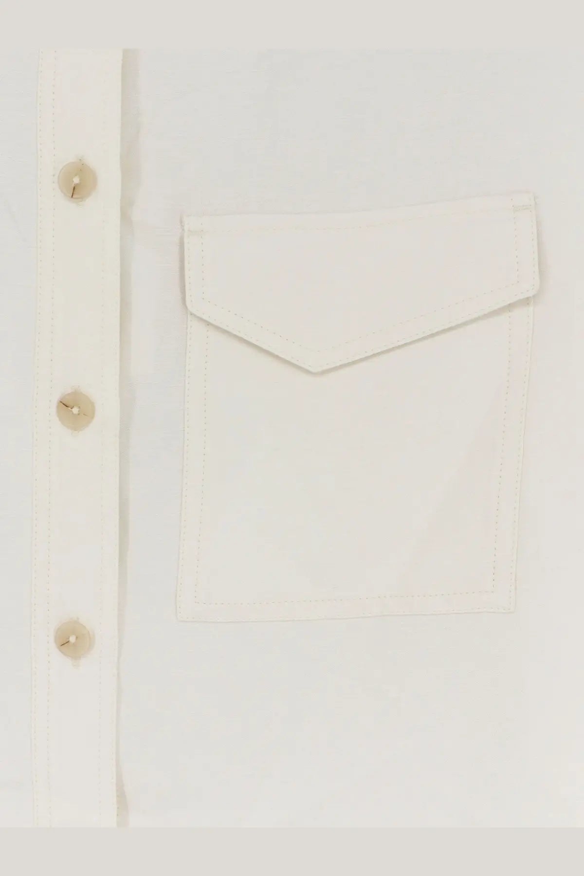 Closed women’s white linen and viscose shirt with crisp button-down design and envelope-style chest pocket