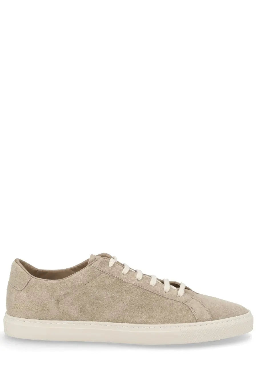 Common Projects men’s sneaker Achilles beige is a beige suede low-top sneaker with white laces and a cream rubber sole