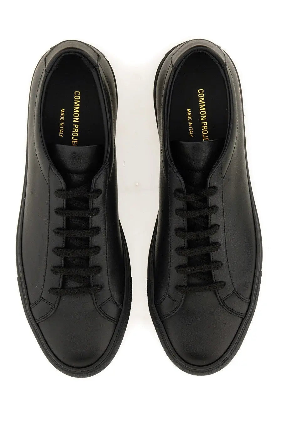 Common Projects men’s sneaker low Achilles original black in black leather with sleek minimalist design and matching laces