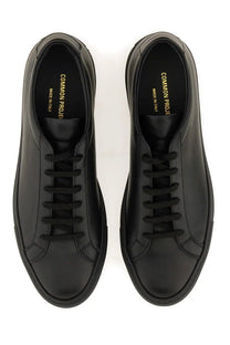 Common Projects men’s sneaker low Achilles original black in black leather with sleek minimalist design and matching laces