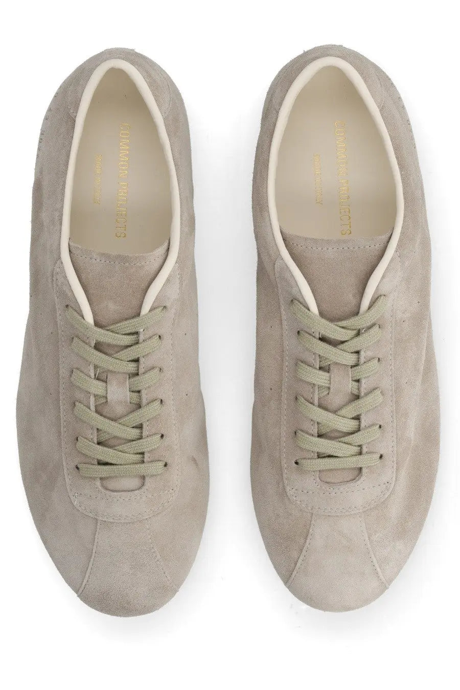 Common projects men’s sneaker in suede beige with minimalist design and matching laces