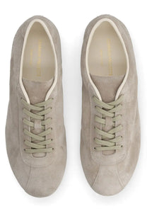 Common projects men’s sneaker in suede beige with minimalist design and matching laces