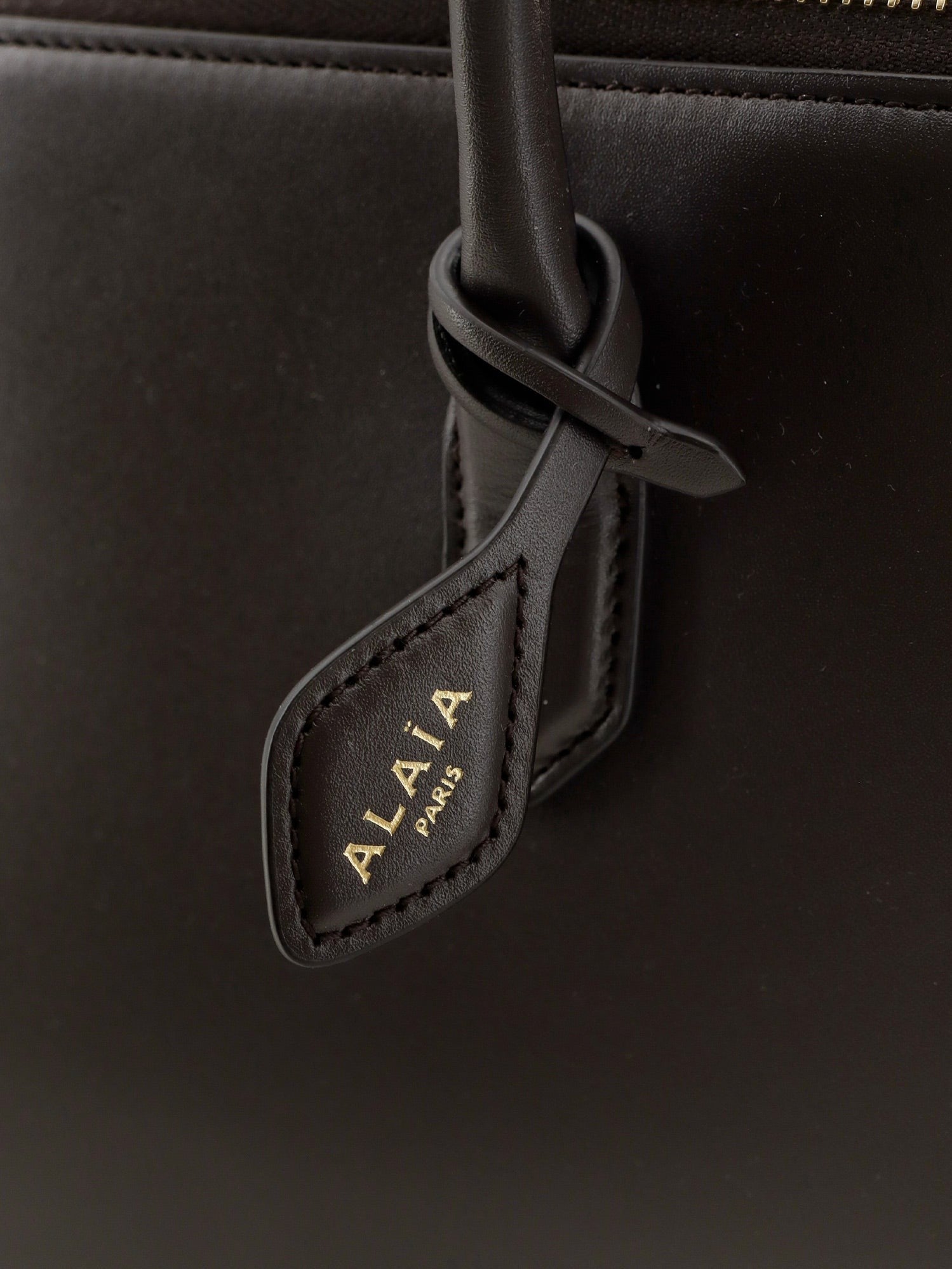 ALAÏA Women's Delta Medium Leather Handbag Brown