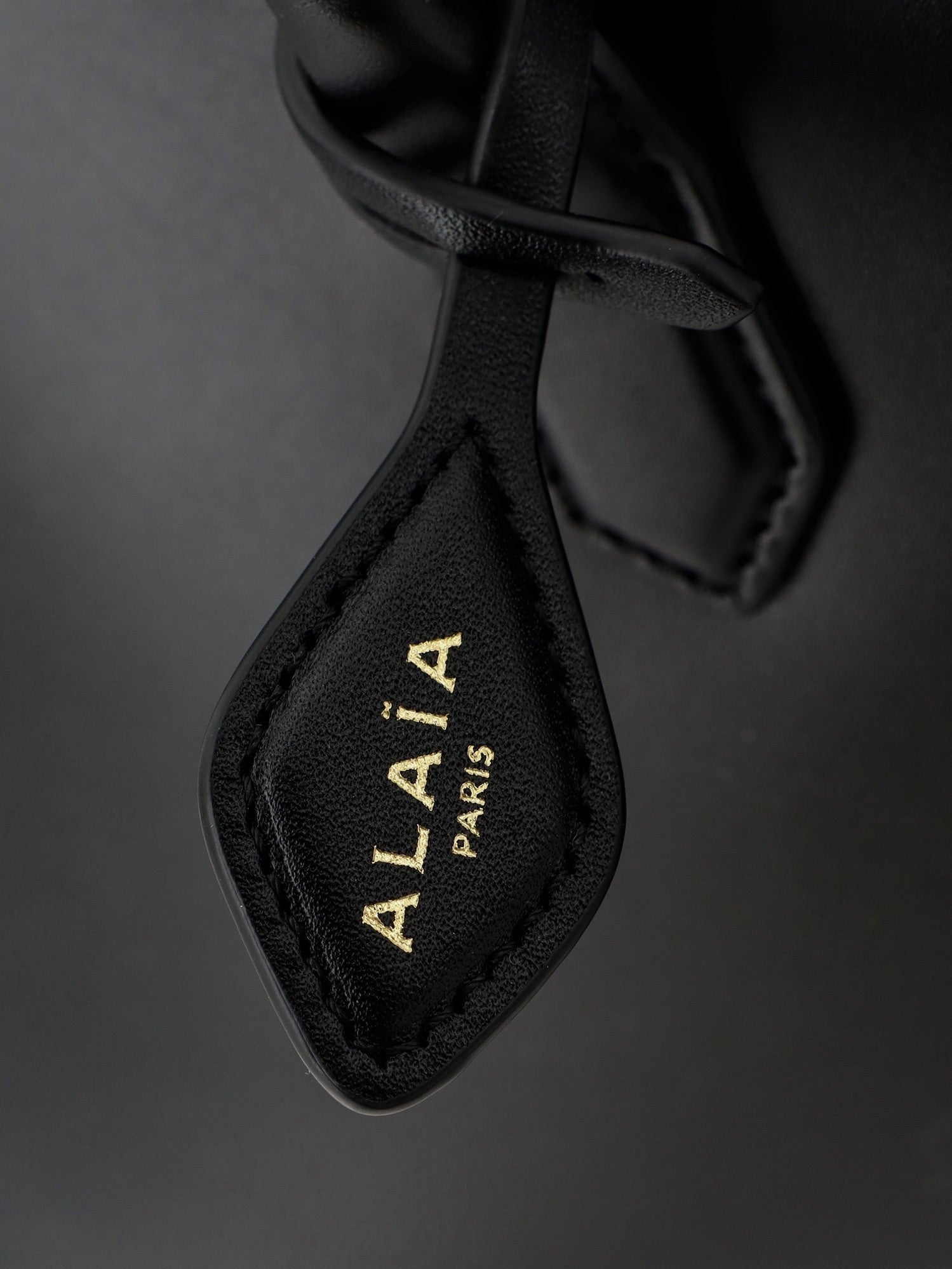 ALAÏA Women's Delta Medium Leather Handbag Black