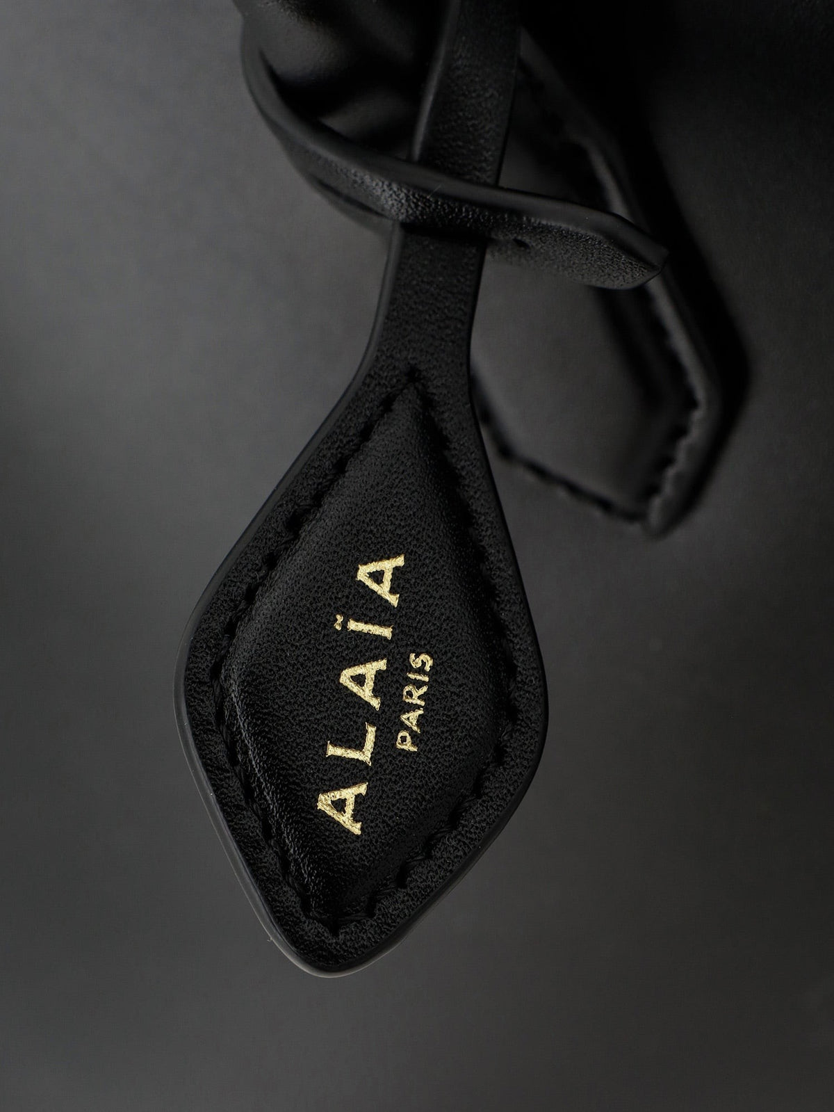 ALAÏA Women's Delta Medium Leather Handbag Black