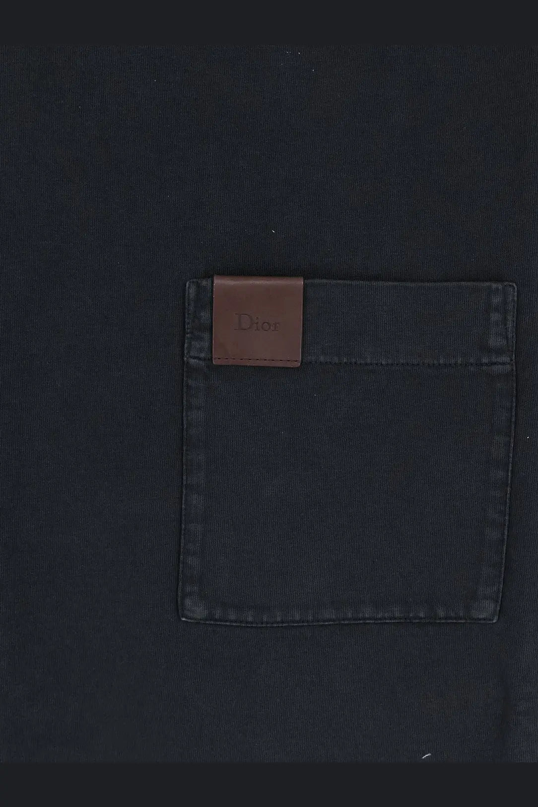 Black denim pocket with brown leather dior patch on dior men’s grey cotton jersey shirt back side