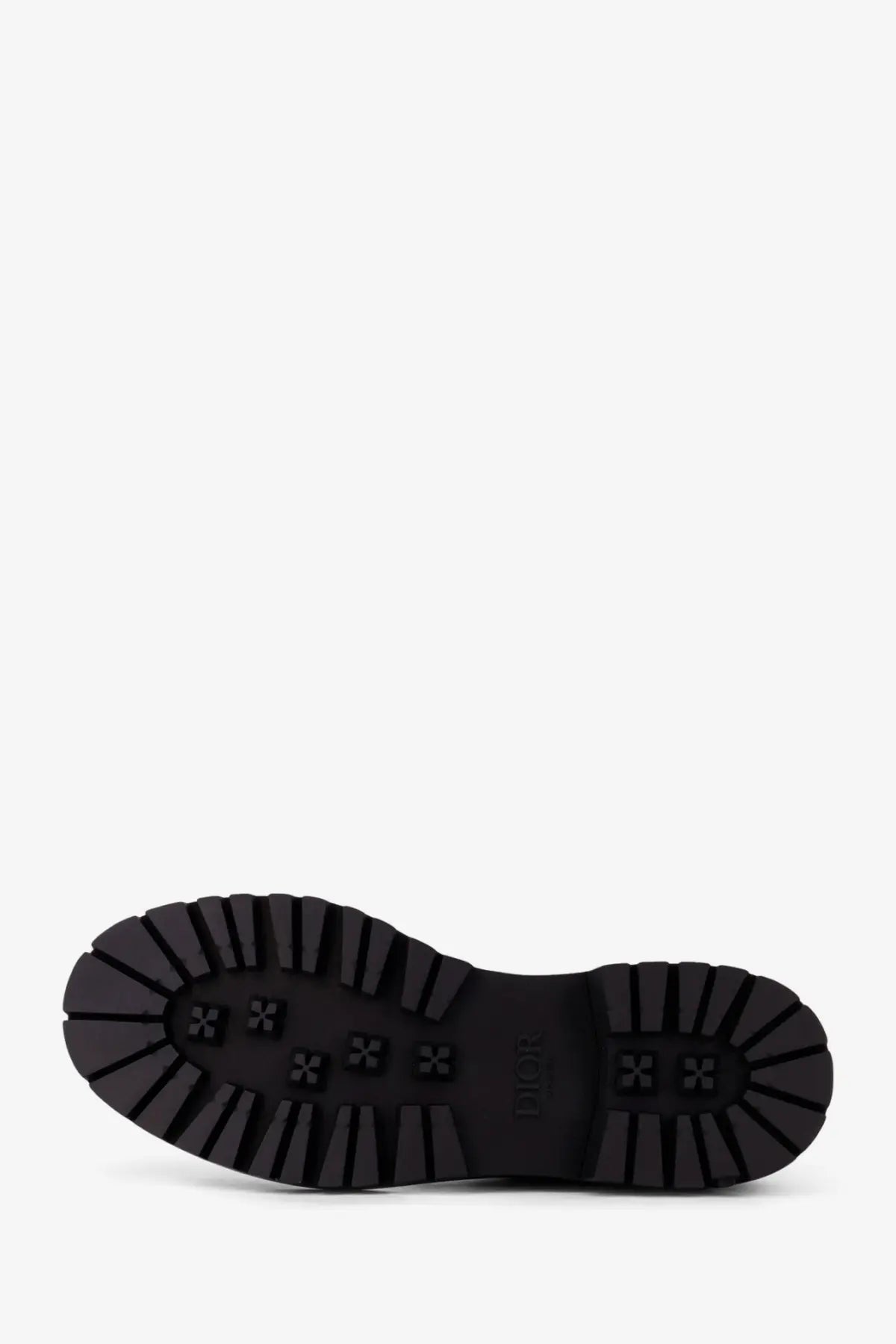 Black rubber sole with deep treads and embossed cross patterns on dior men’s dh dexpii leather lace black shoes