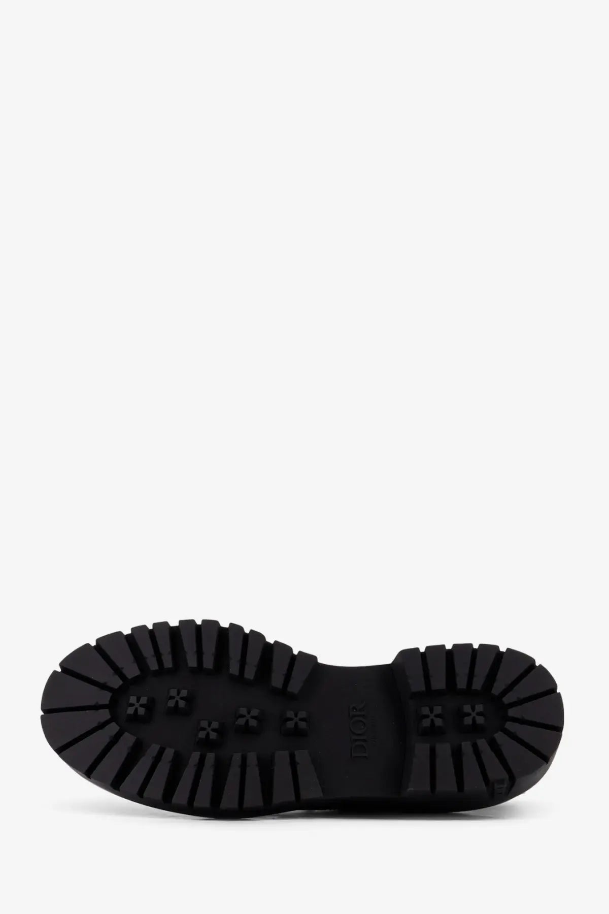 Black rubber sole with deep treads and embossed dior logo on dior men’s dh dexpiii leather lace up shoes black
