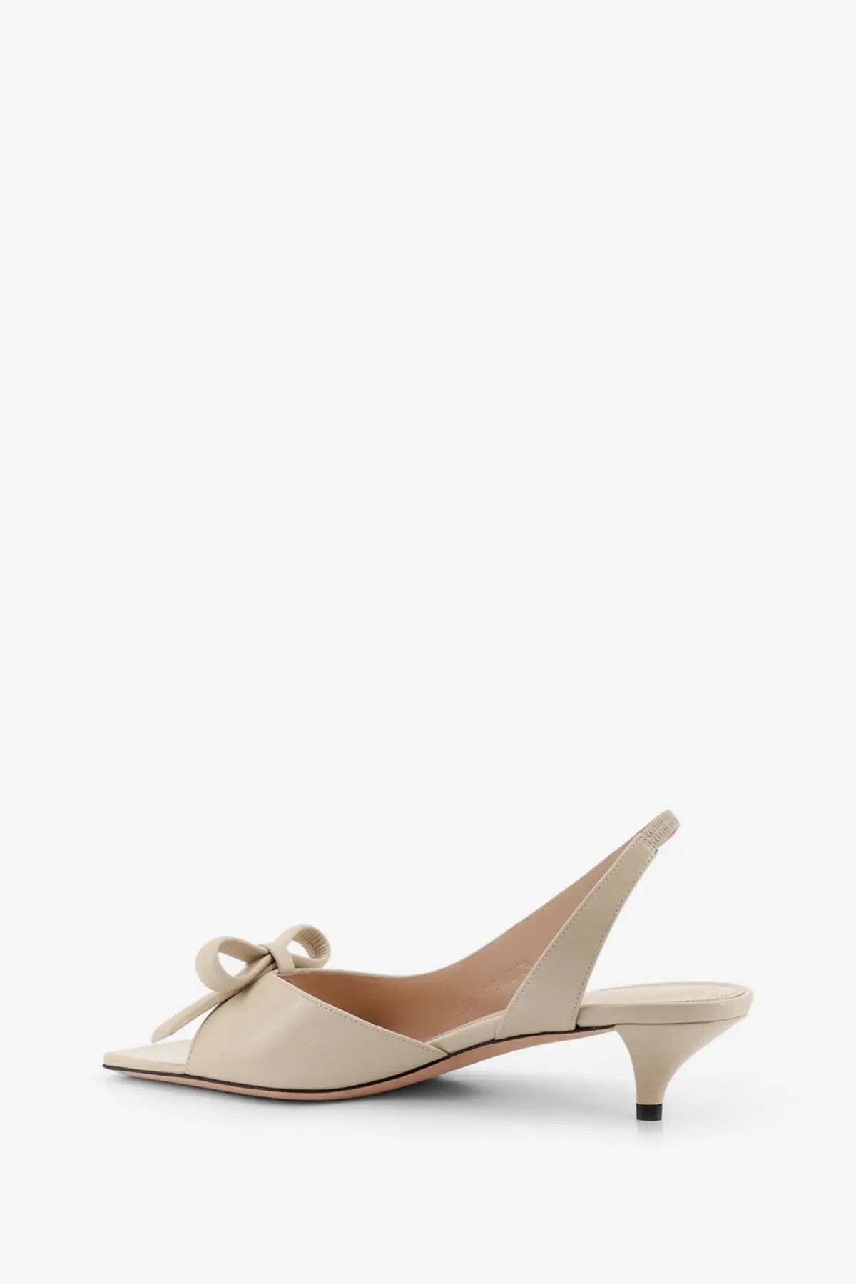 Beige leather slingback sandal with a delicate bow at the toe from Dior women’s Dior bow leather sandals beige collection