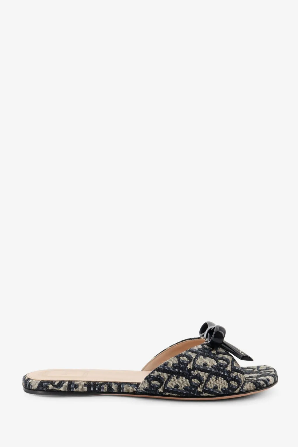 Beige dior women’s slide sandal in dior oblique fabric with black patent leather bow and logo print
