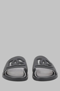 Dolce &amp; gabbana men’s black rubber slide sandals with prominent interlocking cc logo for beachwear use