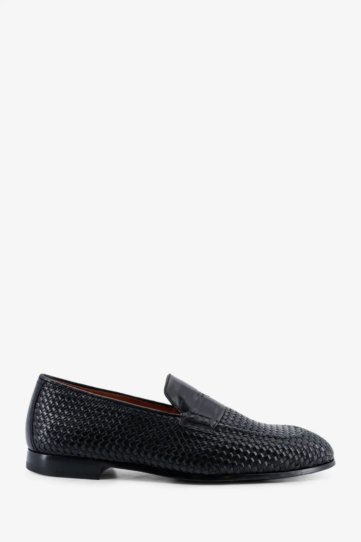 Doucal’s men’s braidy leather loafers black featuring black woven leather with a smooth leather tab