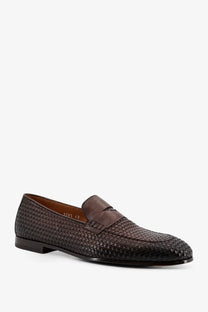 Doucal’s men’s braidy leather loafers are brown woven leather with a textured pattern and classic moccasin strap