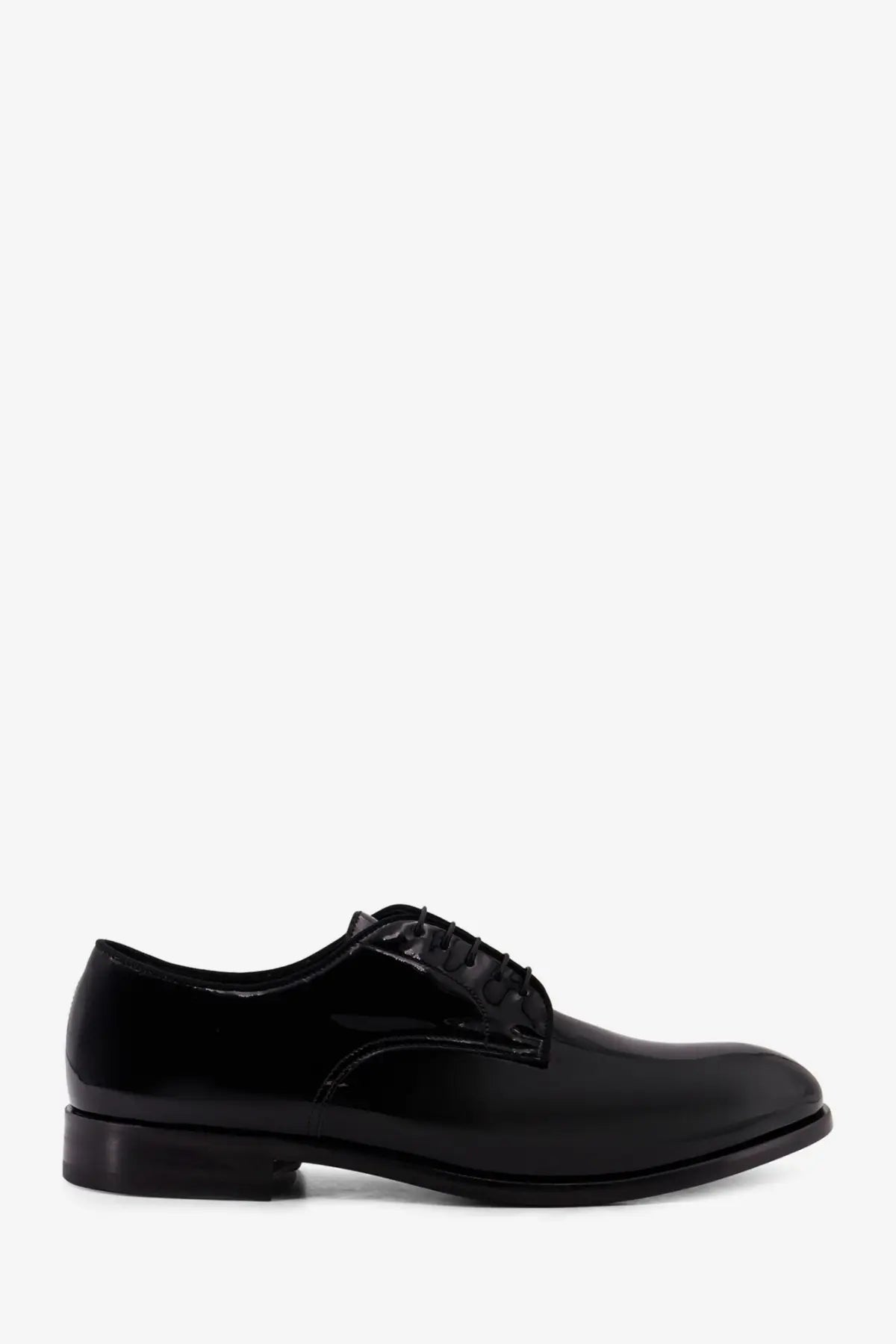 Black patent leather derby shoe by Doucal’s with a glossy finish and classic lace-up design