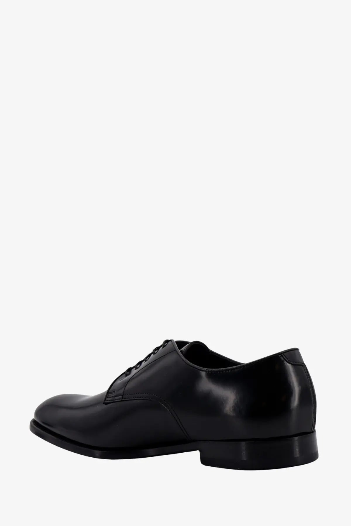 Doucal’s men’s patent leather oxford shoe in black with polished finish and classic lace-up design